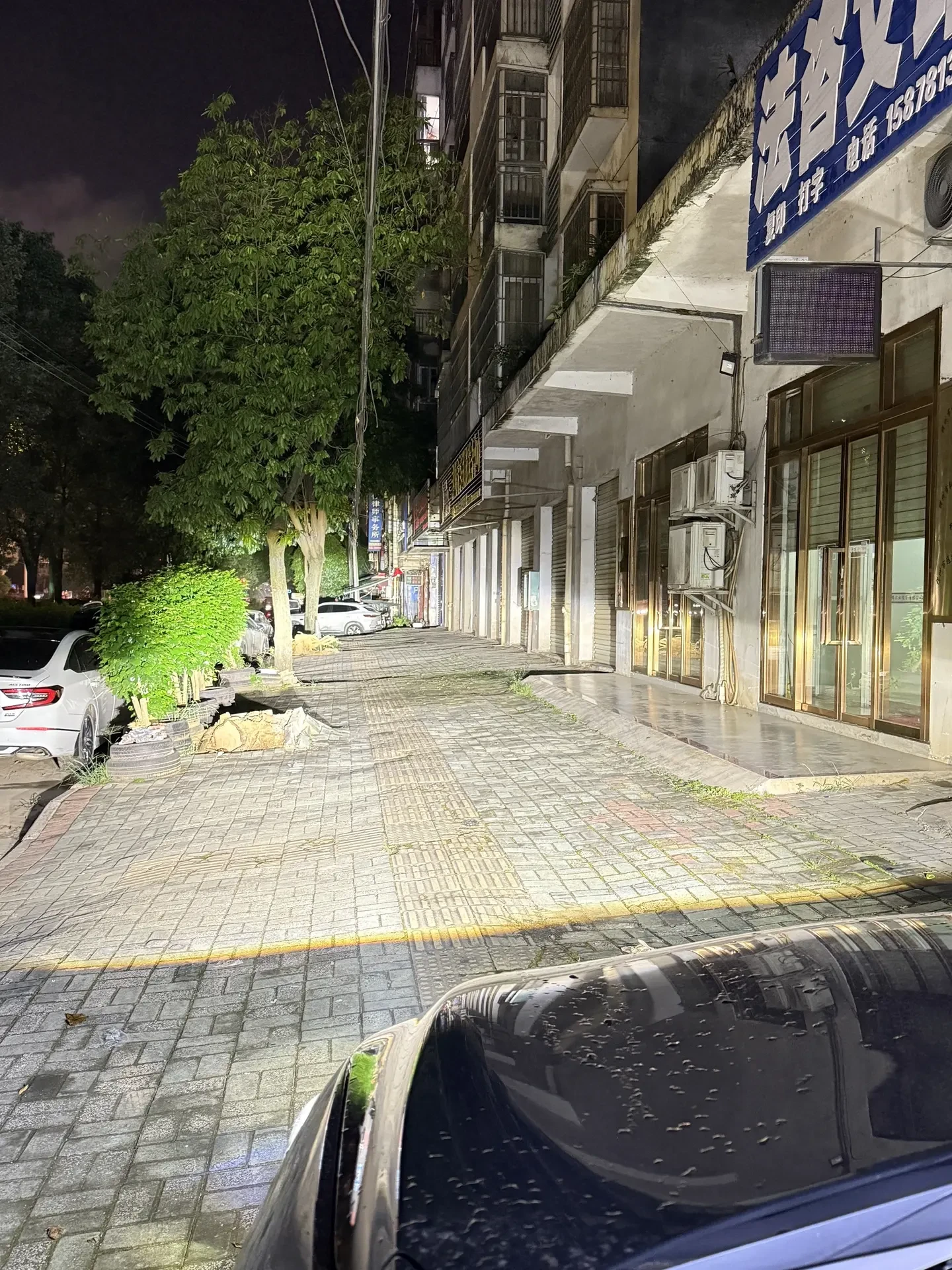 抖音_16510_这铺路感绝了车灯升级夜间实拍车灯横州改灯横州市_2.jpg