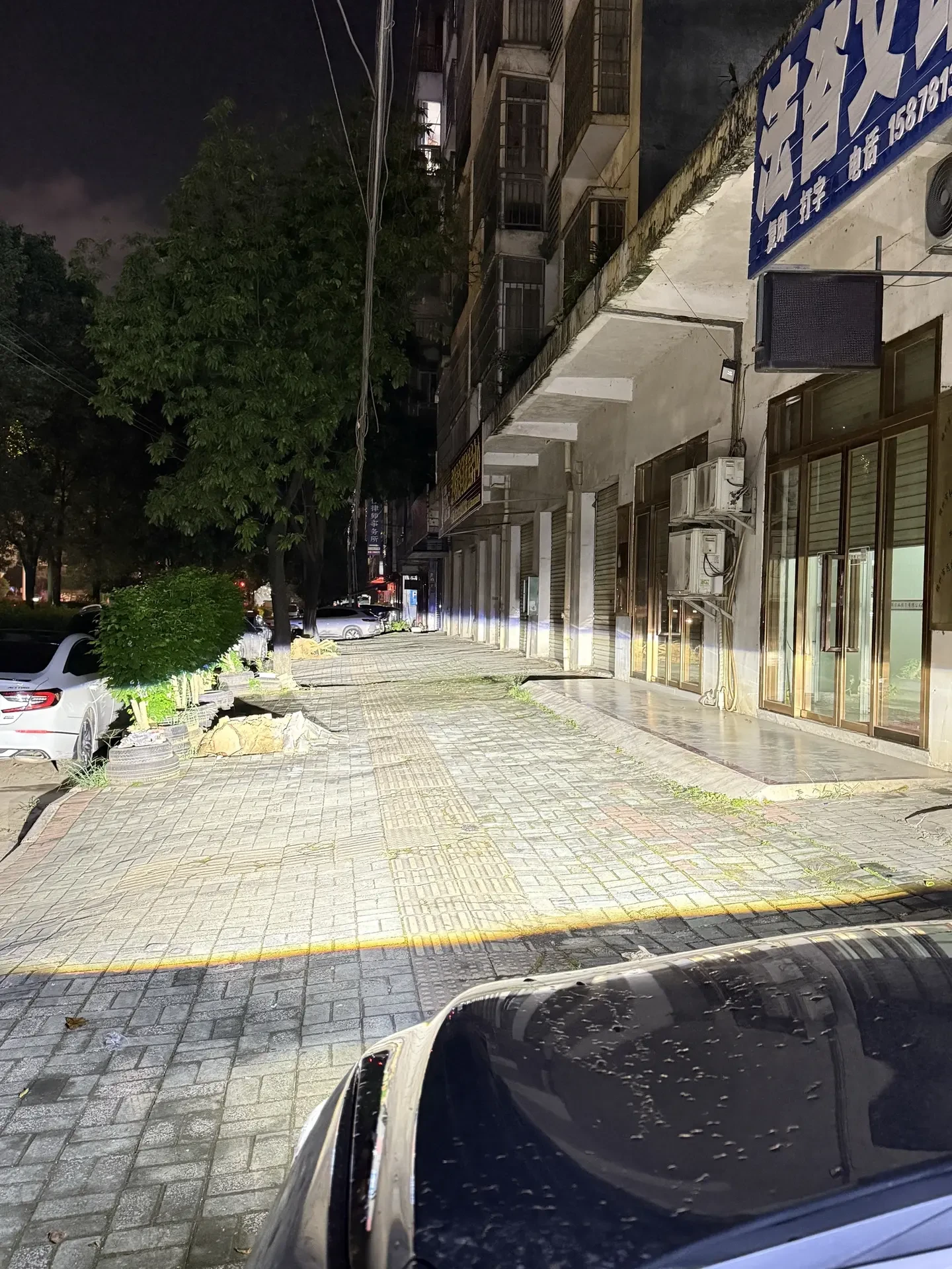 抖音_16510_这铺路感绝了车灯升级夜间实拍车灯横州改灯横州市_1.jpg