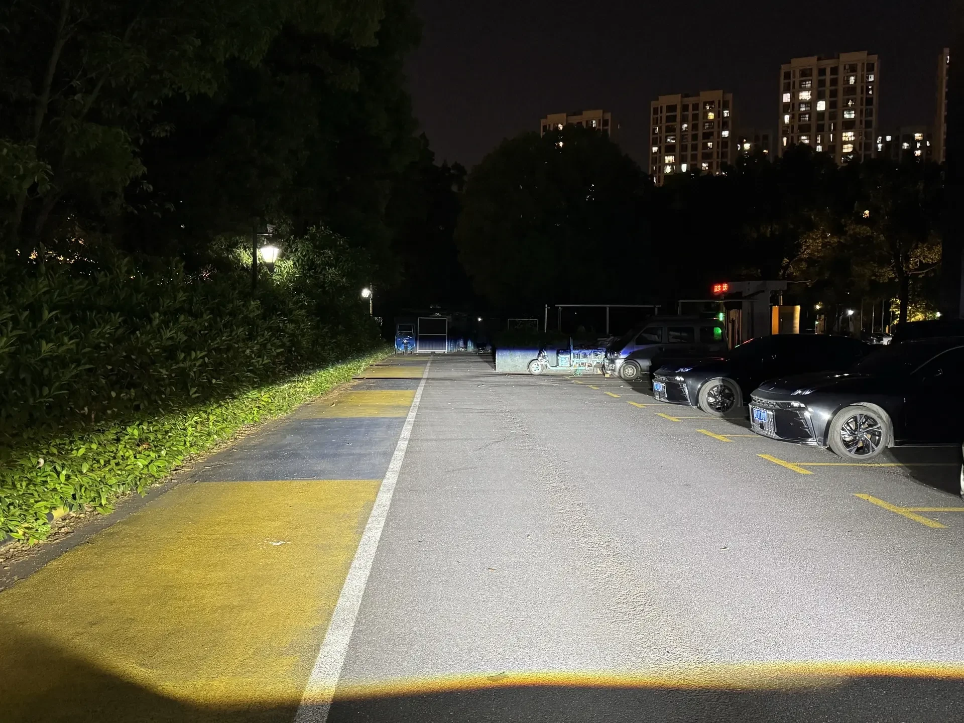 抖音_80332_领克03车灯原厂两个反光腕这套方案在近光位升级一套三寸方形透镜大灯不够亮解决方案直射车灯__2.jpg